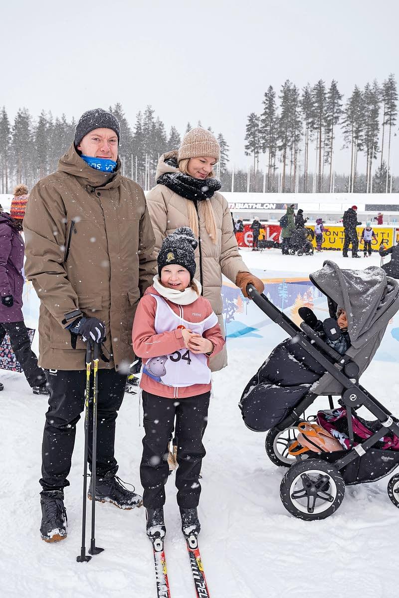 Jere Sinkkonen ja Maria Kierikka osallistuivat tapahtumaan tyttärensä Eevi Sinkkosen kanssa. Vaunuissa oli mukana pikkuveli Oiva Sinkkonen.