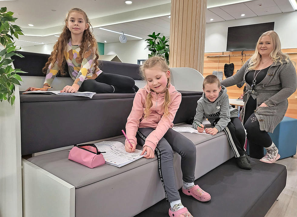 7-vuotiaat Miriam Tirkkonen (vas.) ja Liisi Laakkonen sekä 8-vuotias Veikko Laakkonen tekivät kotiläksyjään Kontiolahden kirkonkylän koulun iltapäiväkerhossa. Kerhon vastuuohjaajana toimii Riikka Tuovinen.