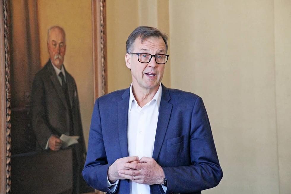 Joensuun kaupunginjohtaja Kari Karjalainen avasi tilinpäätöslukuja kaupungintalolla.