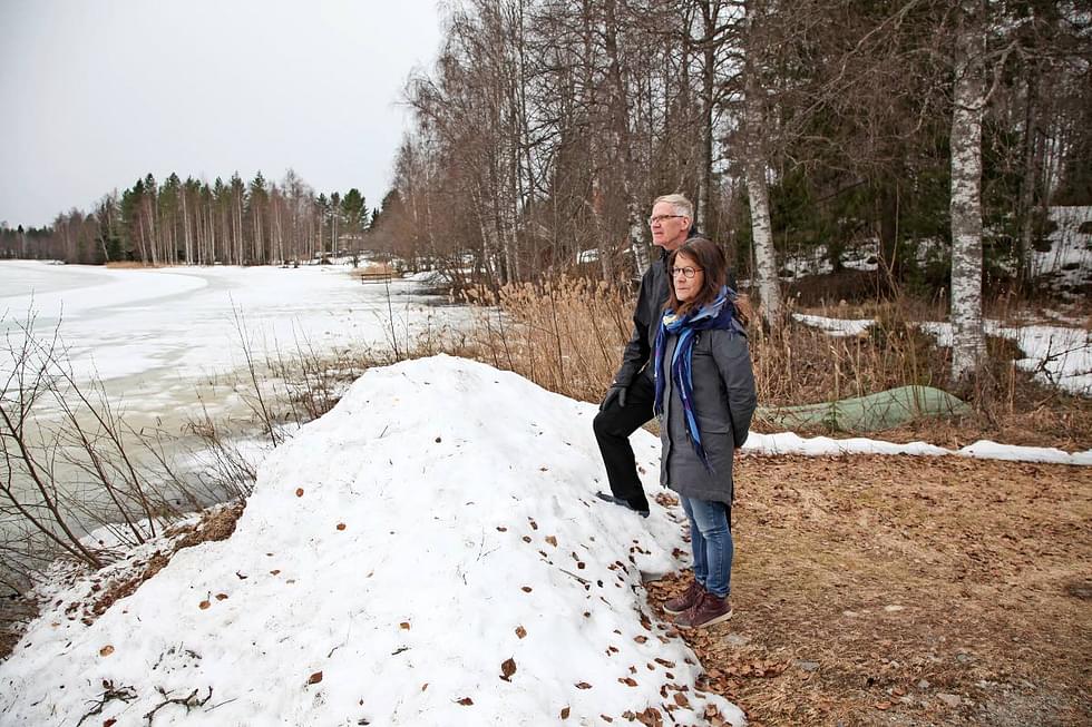 Juha Koljosen ja Päivi Armilan mukaan Hepolampi aiheuttaa sulan veden aikaan hajuhaittoja. Lammen jää on jo hyvää vauhtia sulamassa.