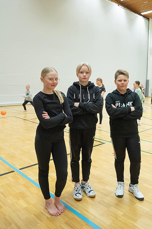 Viidesluokkalaisten liikuntatunnilla iso sali jaettiin välillä verholla kahtia. Eevi Miettinen (vasemmalta), Aaro Soininen ja Samuli Puranen odottivat jo uutta salia.