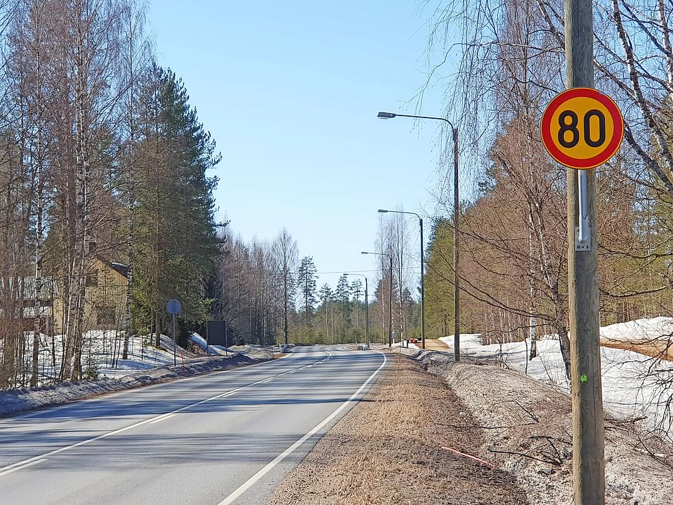Rajoitus alkaa heti merkistä eikä vasta sitten, kun auton nopeus on jarruttamatta hidastunut oikeaan nopeuteen, muistutettiin kuljettajalle.