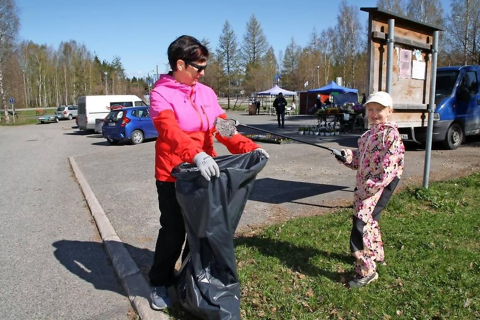 Helmi Kokkonen löysi paljon roskia laitettavaksi isoäitinsä Eija Teräksen jätesäkkiin viime keväänä järjestetyissä Siivoussempaloissa.