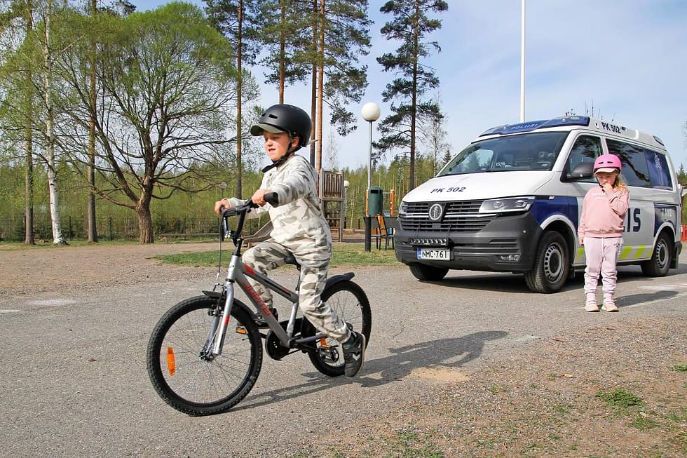 Paiholan päiväkodin kypärälahjoituksen saaneista lapsista Aleks Virtanen pääsi heti kokeilemaan uutta pyöräilykypäräänsä Peppi Piiroisen seuratessa menoa tarkasti vierestä.