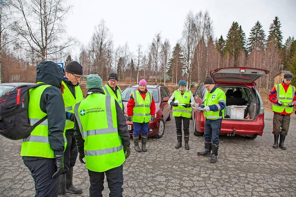 Kouluttaja Mauno Kokkonen ohjeistaa maastoon etsintäharjoitukseen lähteviä kurssilaisia. Etsintäpartiossa pukeudutaan Vapepan keltaiseen liiviin.