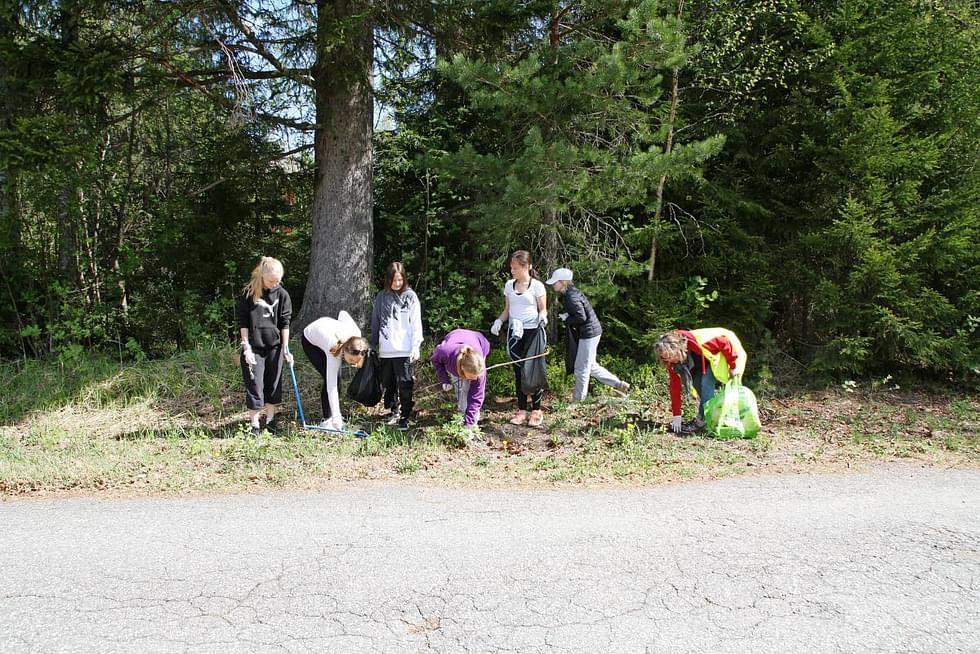 Vapaaehtoiset kuvattavat järjestäytyivät metsän reunaan. He lähettivät terveisiä ihan kaikille lukijoille: Älkää roskatko!