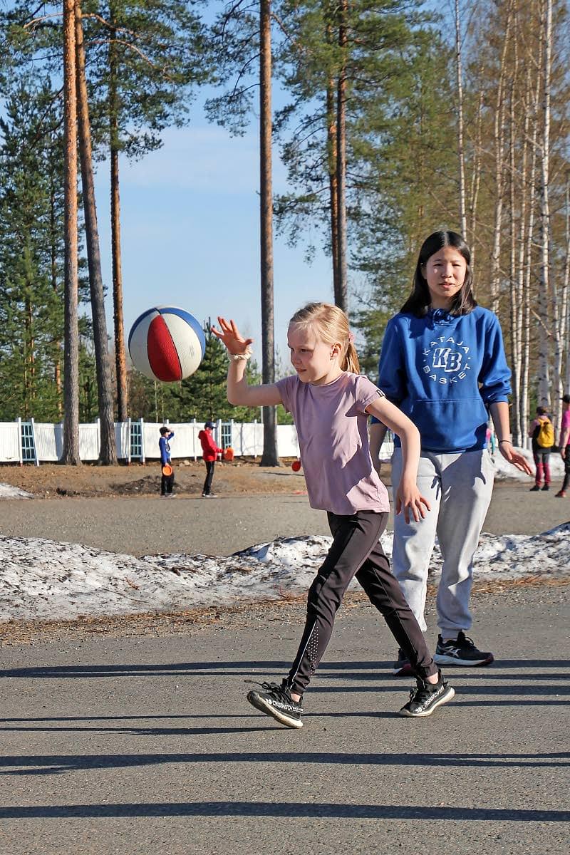 Kylmäojan koulussa ensimmäistä luokkaa käyvä Eline Väänänen pääsi kokeilemaan koripallon pomputteula ja koriin heittoa Kataja Basketin Jenni Piirosen opastamana.