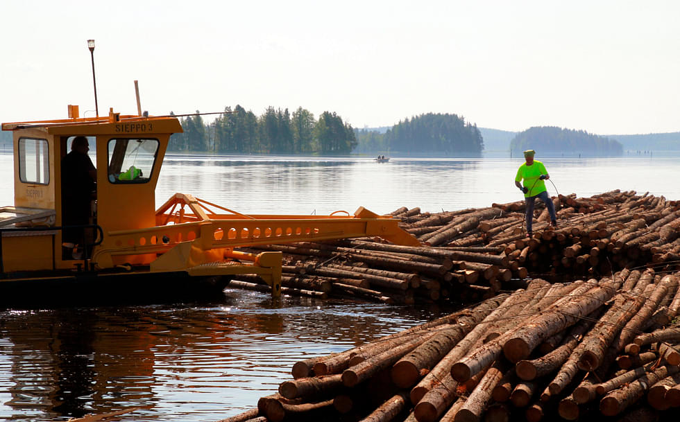 Uimaharjun uittopaikalla kootaan puita lautaksi uittoa varten. Urakan arvioidaan jatkuvan vielä ensi viikon ajan. Keijo ja Helli Karvosen työt jatkuvat kanavilla.