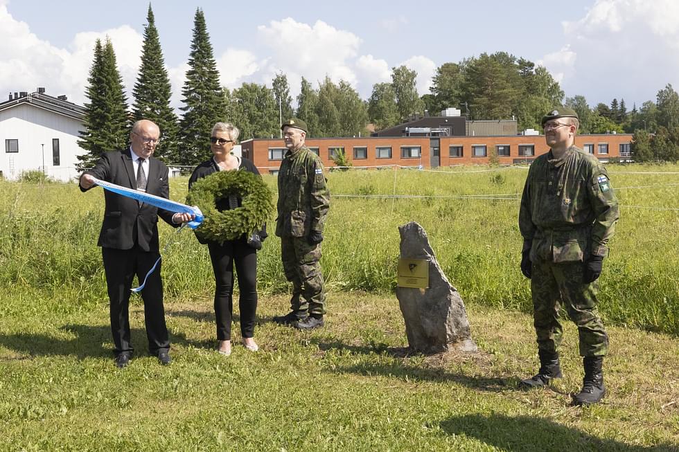 JR 51:n muistomerkin kunniavartiossa Juhani Simonen (vas.) ja Jarkko Peiponen. Seppeleen laskivat jalkaväkirykmentissä taistelleiden jälkeläiset Pekka Kettunen ja Maima Kinnunen.