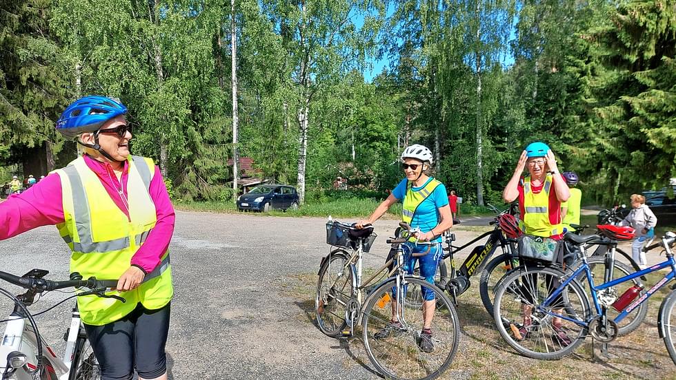 Ritva Laukkanen (vas.), Eeva Laukkanen ja Tuula Sivonen olivat kolmatta kertaa ajamassa Höytiäisen ympäri. Aiemmin he olivat kiertäneet järven itsekseen.