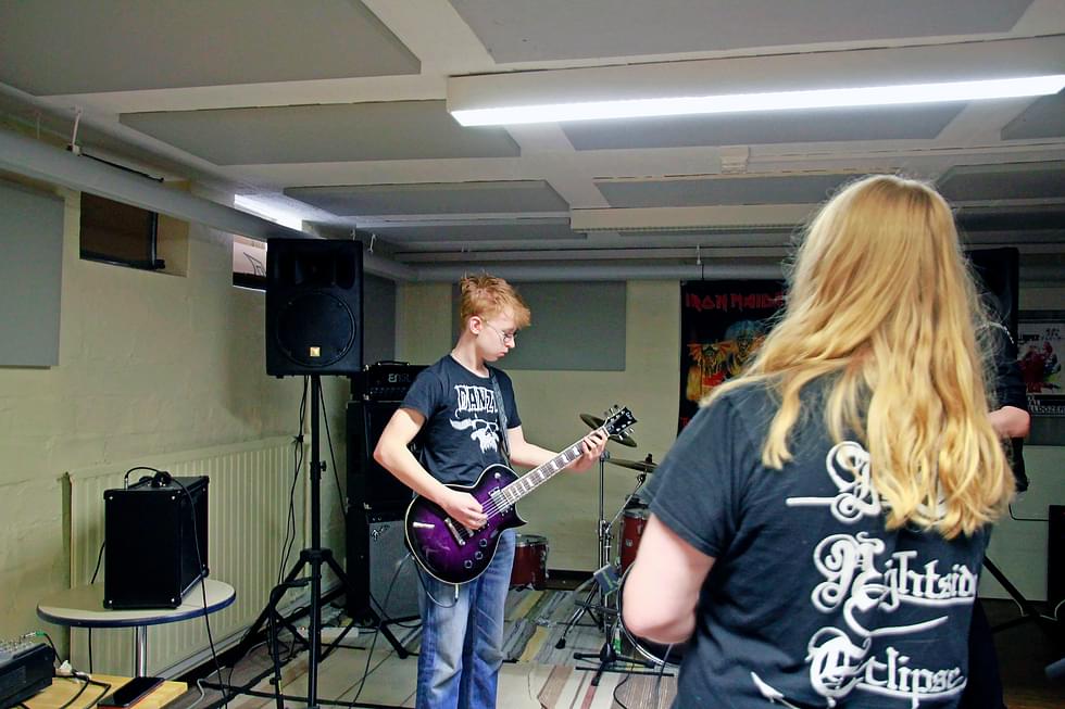 Kaksi vuotta kitaraa soittanut lehmolainen Ukko Kotilainen on opetellut kitaransoittoa itse.