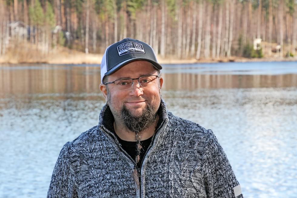 Kimmo Perkkiö on asunut Lehmossa Pielisjoen rannalla 17 vuotta. 