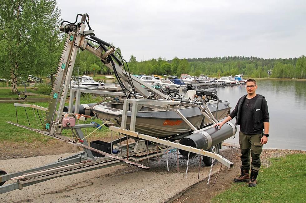 Ville Paloniityn Oplu oy:ssä tehdään kaislan niittoa veneeseen kiinnitettävällä laitteella. Ponttoonit auttavat kannattelemaan laitteen painoa.