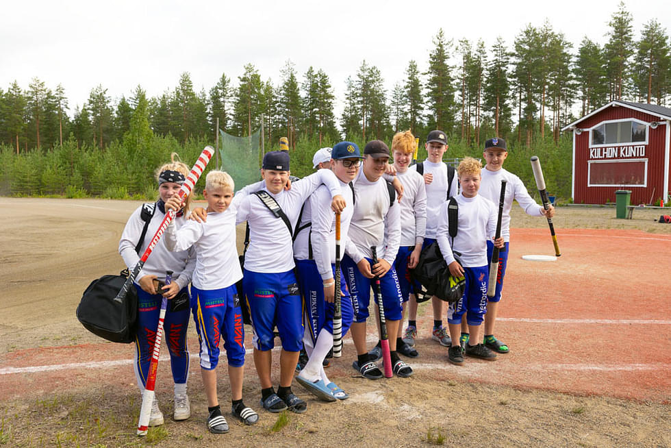 Suurleirin poikien pelisarjaan osallistunut Ylöjärven Pallon joukkue juhlisti voittoaan Kulhon kentällä viime viikon torstaina.