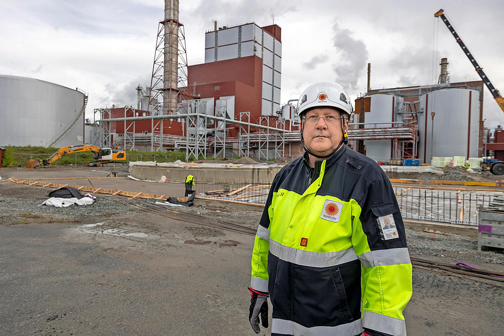 Enocellin tehtaanjohtaja Sauli Purho kommentoi, että tehtaan toiminta Uimaharjussa jatkuu ennallaan tuloksesta huolimatta. Arkistokuva.