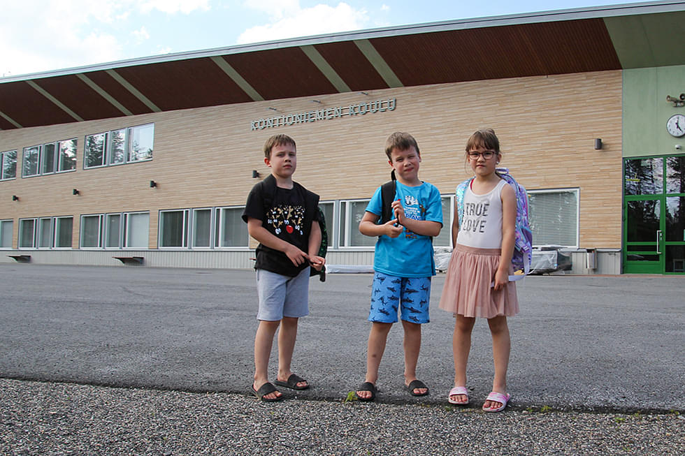 Jasper (vas.), Niklas ja Vanessa Matveinen odottivat alkuviikosta pienellä jännityksellä torstaista koulun aloitusta.