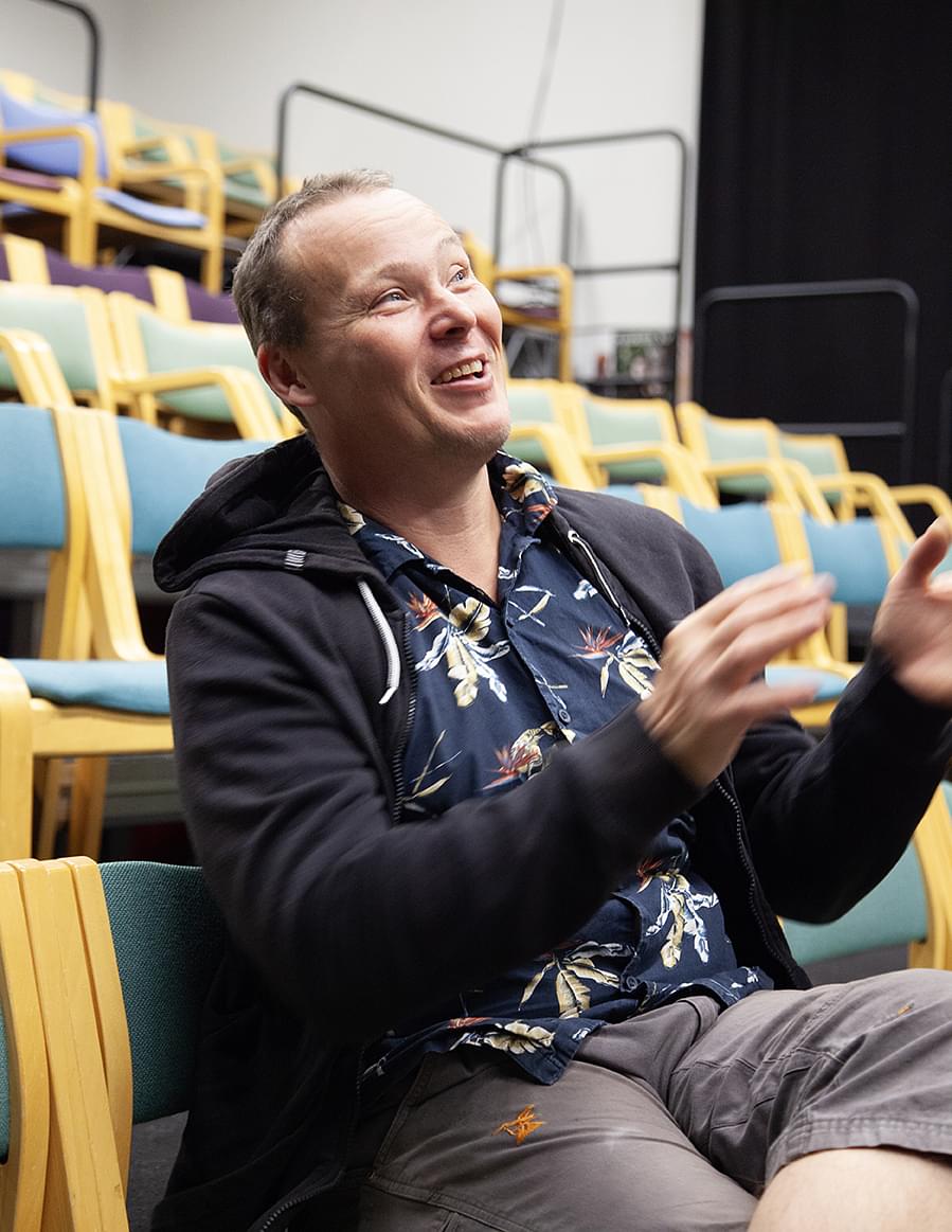 Rauli Katajavuori istuu Näyttämö-teatterin näyttämösalin katsomossa. Näyttämö-teatterilla on nykyään harjoitus- ja esitystiloja Joensuun keskustassa sijaitsevassa vanhan Lyseon rakennuksessa noin 600 neliötä.