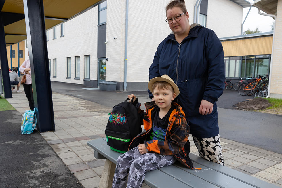 Veeti Karppanen odotti ensimmäistä koulupäivää rennoissa tunnelmissa äitinsä Outi Juntusen kanssa viime viikon torstaina.