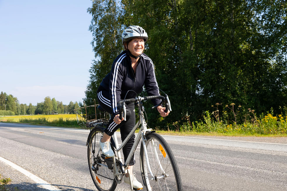 Airi Piiraisen kesäpäiviin on mahtunut monta kiireetöntä pyörälenkkiä. Kuurna-Kulhontiellä pyöräilyolosuhteet eivät hänen mielestään ole hyvät muun muassa todella kapeiden tienpiennarten takia.