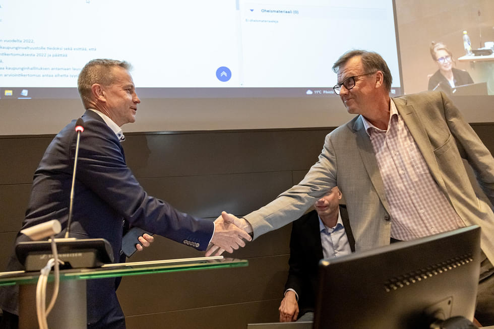 Jere Penttilä ja Kari Karjalainen kättelivät kaupunginjohtajavalinnan varmistuttua Joensuun kaupunginvaltuuston kokouksessa toukokuussa.