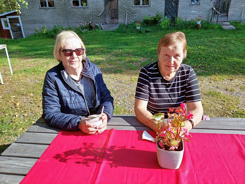 Uimaharjulaiset Aino Sihvonen (vas.) ja Eeva Pirinen tykkäsivät istuskella ja nauttia ajan kanssa markkinatunnelmista.
