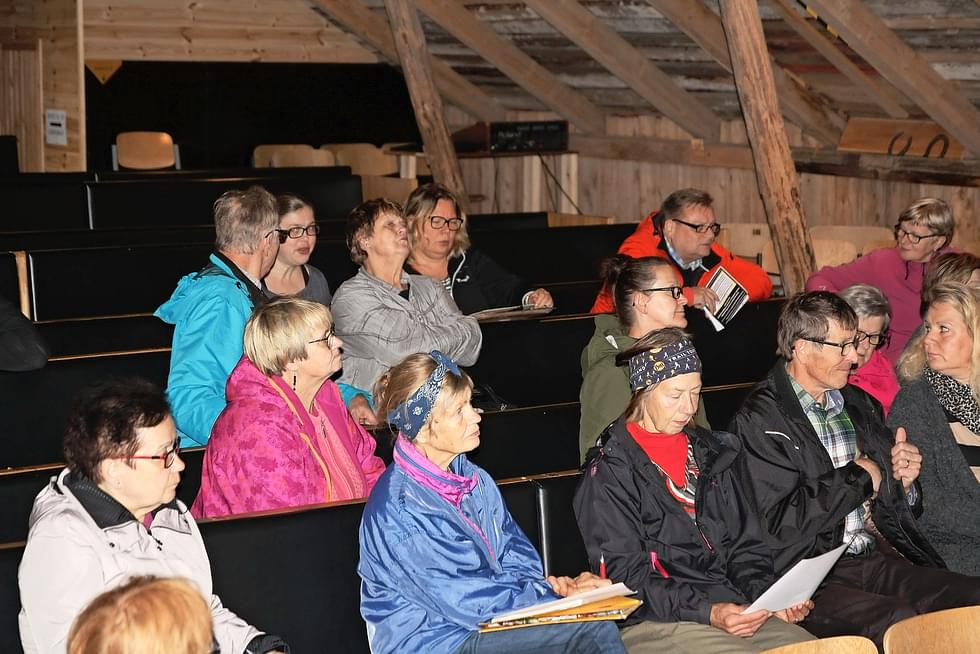 Enossa on vuosien varrella järjestetty kaupungin ja järjestöjen yhteisiä järjestöiltoja. Kuva vuoden 2018 järjestöillasta, joka järjestettiin Ahvenisen Punaisella talolla.
