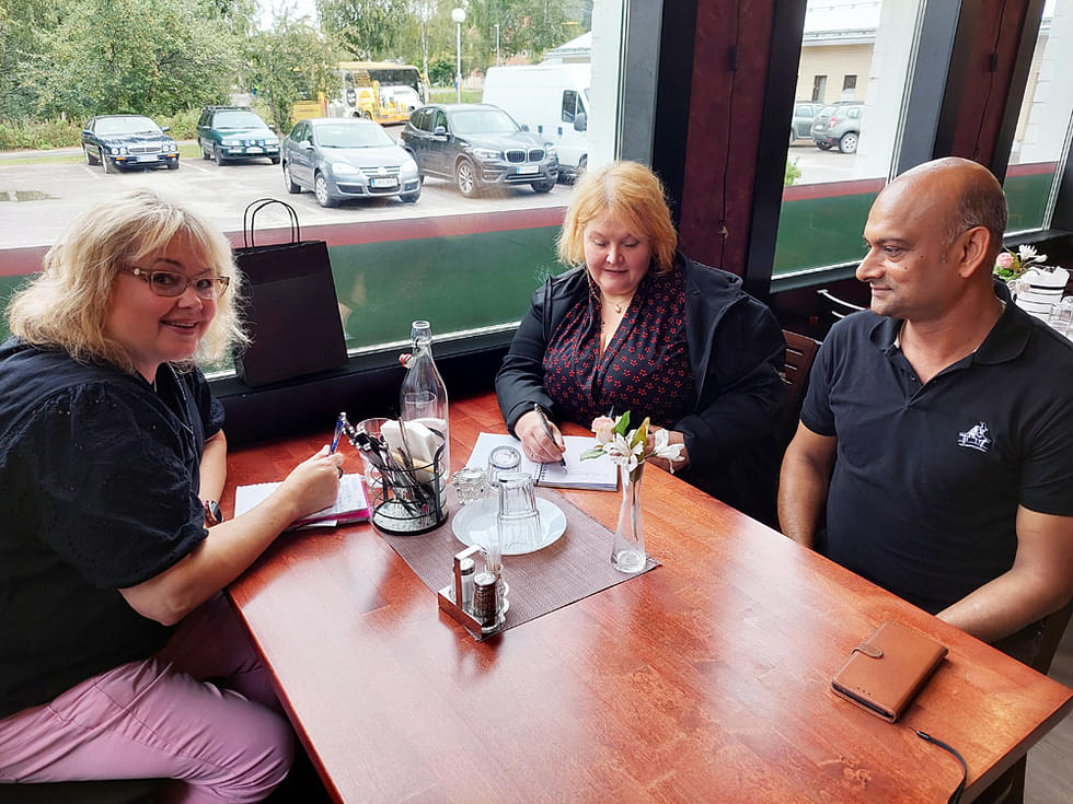 Yrityskuiskaajat Satu-Minna Piiroinen (vas.) ja Riitta Nyberg saapuivat kuulemaan Nazrul Islamin yrityskuulumisia ja -toiveita ravintola Donaan tiistaina.