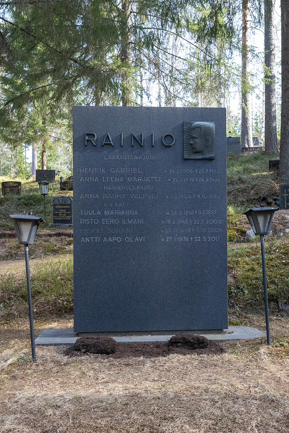 Rainion sukuhaudan muistomerkistä löytyy sellaisten vainajien nimiä, joita ei ole haudattu Enon hautausmaalle.