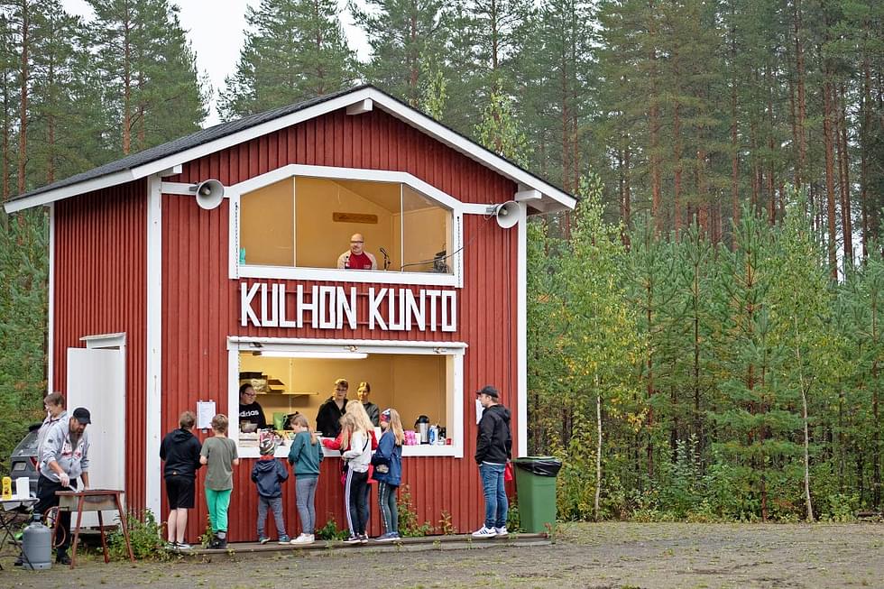 Kulhon Kuntoa toista vuotta luotsaava Heikki Varis toimi myös kyläkisojen selostajana. Kioskia piti Kulhon koulun vanhempainyhdistys.