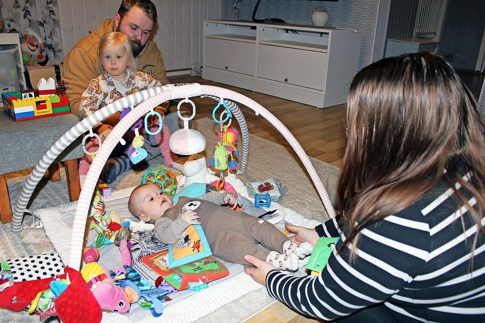Isänsä Mikko Moilasen syliin istahtanut Verna Moilanen on jo ehtinyt Enon päiväkodin asiakkaaksi. Pikkuveli Iipo olisi vailla päiväkotipaikkaa siinä vaiheessa, kun äiti Iira Moilanen palaa äitiyslomalta kolmivuorotyöhönsä.