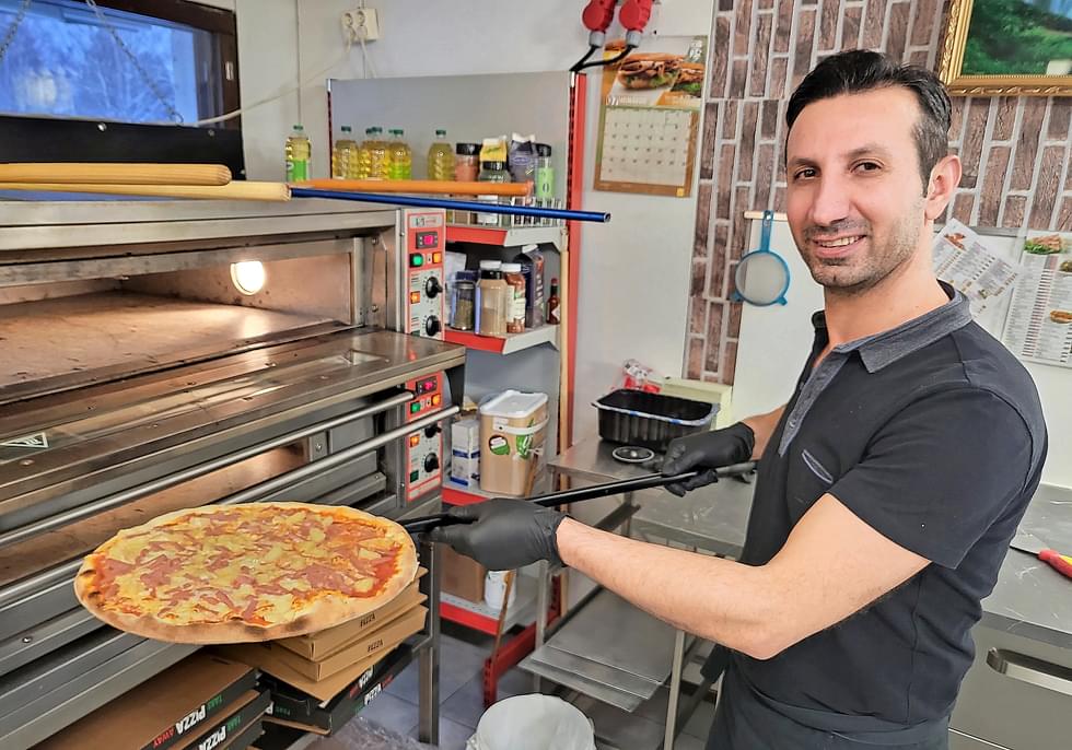 Demir Faruk työskentelee pizzeriassaan muiden rinnalla. Pizzan valmistuminen vie aikaa vain kymmenisen minuuttia.