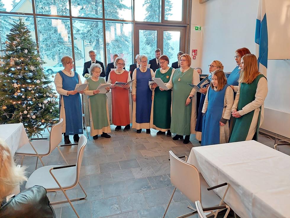 Veräjäläiset esiintyivät kahden kappaleen verran itsenäisyyspäivän juhlassa.