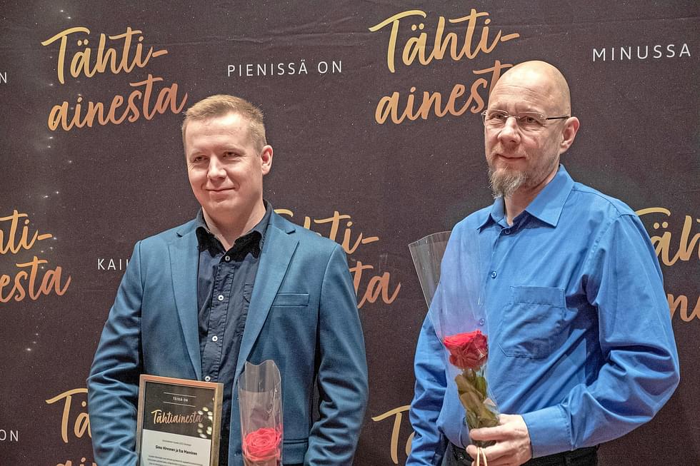 Simo Hirvonen (vasemmalla) ja Esa Manninen ylläpitävät Onkilammen suosittua luistelurataa.