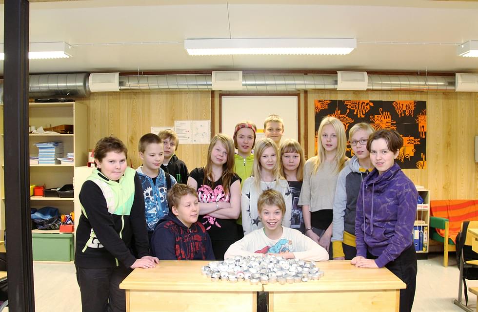 Uimaharjun yhtenäiskoulun 6. luokka osallistui vuoden 2013 tuikkujahtiin. Arkistokuva.