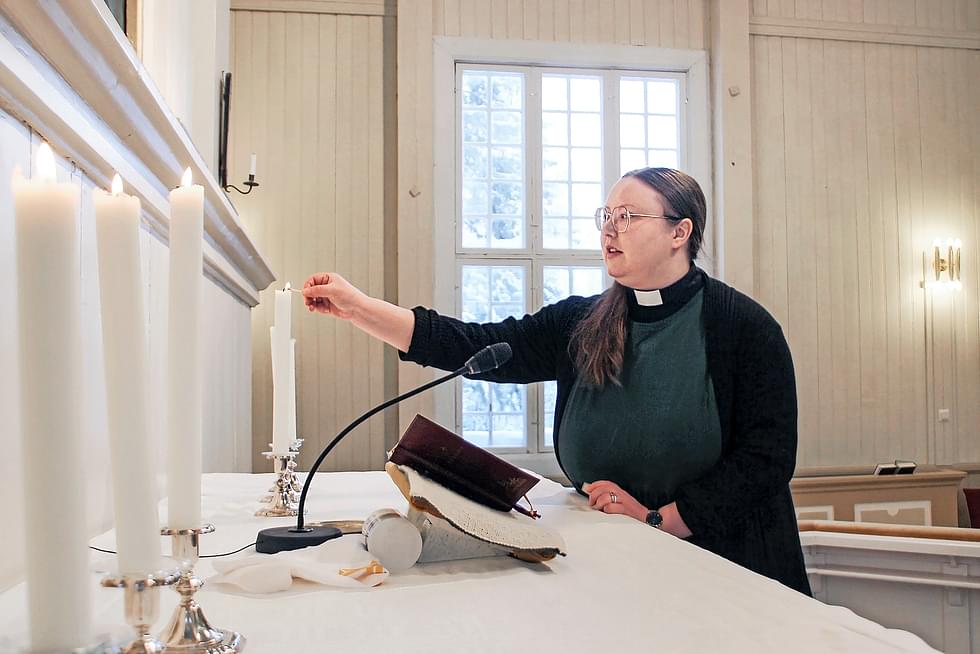 Kirsi Heikkinen toimii Enon seurakunnan seurakuntapastorina maaliskuun loppuun. Pappeudessa häntä viehättää muun muassa työn ihmisläheisyys.