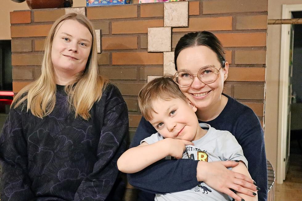 Marika Tuovinen ja Johanna Lento, sylissään poikansa Joona, ovat osa rentoa Jakokosken marttaporukkaa.