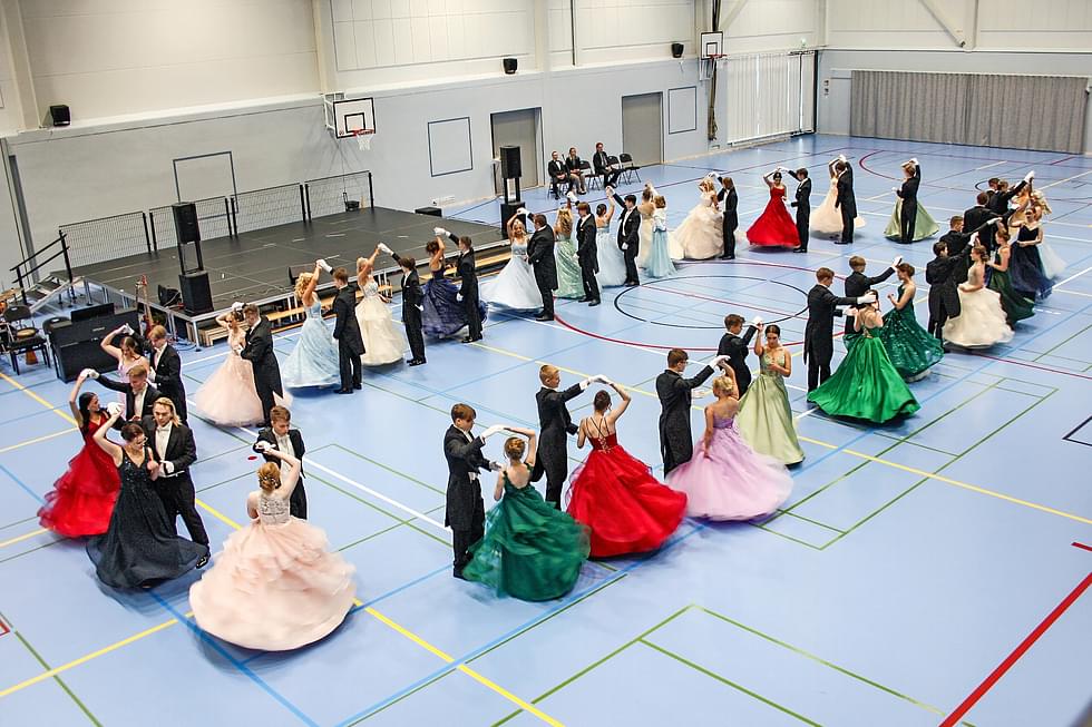 Kontiolahden lukion vanhat kävivät tanssimassa tänä vuonna muun muassa Lehmon koululla.