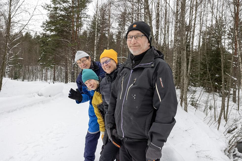 Aapo Sorjonen (takana), Elina Sorjonen, Eeva Punta ja Jouko Havukainen kertovat, että Herajärvi-seuran toimintaan kuuluvat esimerkiksi paikallisten suunnistuskisojen järjestäminen ja suositun retkeilyreitin 10 kilometrin taipaleen ylläpito.