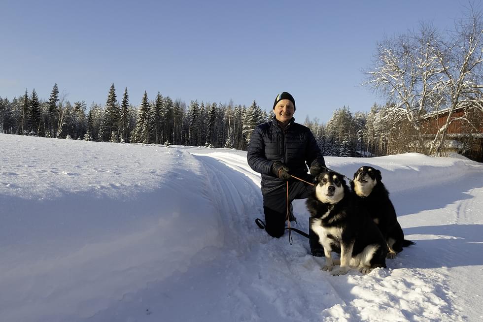 Kunnanvaltuuston puheenjohtaja Mika Kuusela hiihtää talvisin lähes päivittäin koiriensa kanssa itse ajamillaan laduilla. Aktiviteetteja vapaa-aikaan tuovat lapsenlapset, joita on seitsemän.