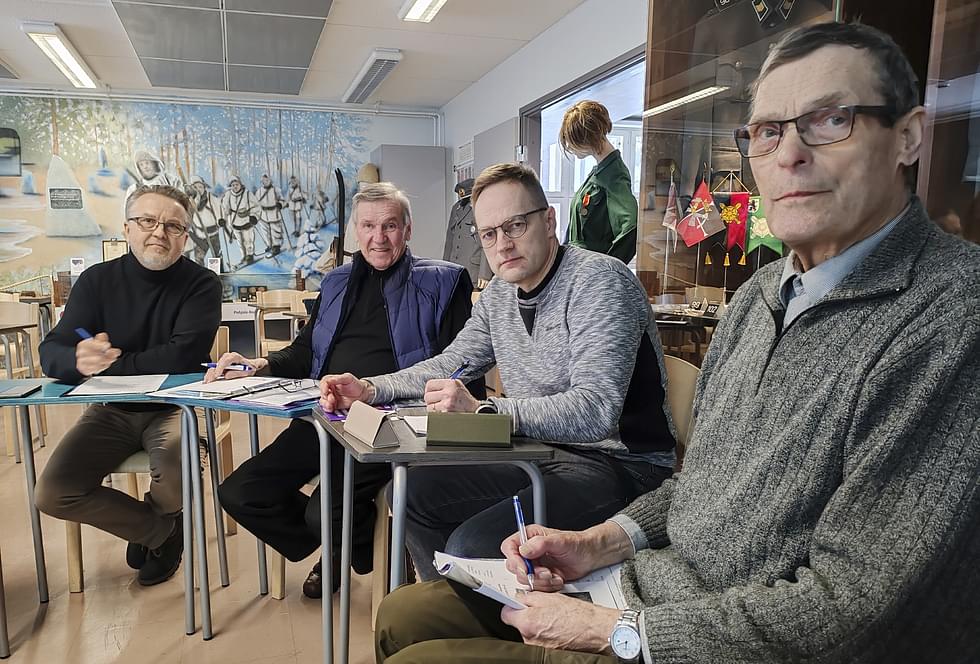 Kari Reinikainen (vas.), Kai Rantatupa, Mika Räisänen ja Jouko Lempinen suunnittelivat ryhmätyönä ohjelmapaketteja sotahistoriakurssilla VaaraSportilla.