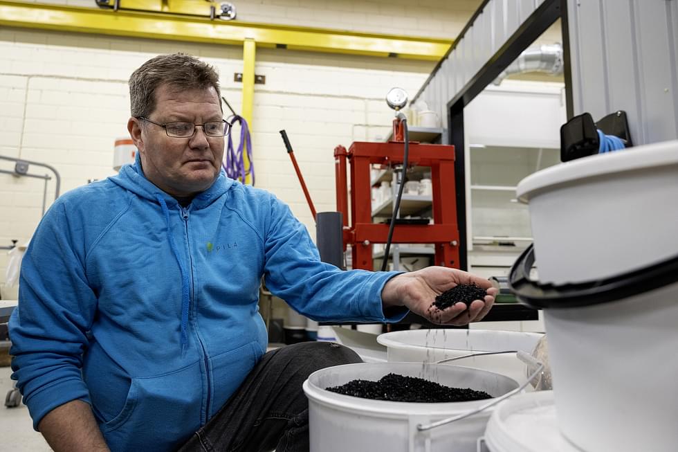 Mihin taipuvat autojen käytetyt renkaat? Apila Group oy:n materiaaliasiantuntija Ilpo Mustonen näyttää, että yritykselle rengasmateriaali tulee tutkittavaksi valmiiksi jauhettuina rakeina.