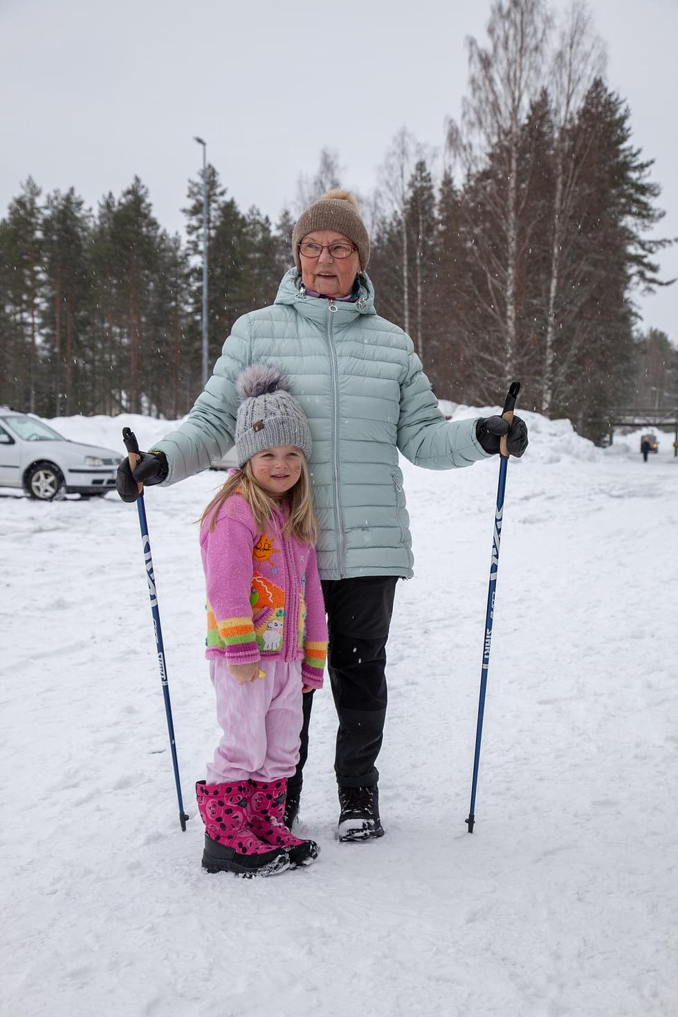 Lydia Tahvanainen oli viikonlopun Uimaharjussa mummolassa Sinikka Tahvanaisen luona. Ulkoiluaamun ohjelmassa oli virpomista.