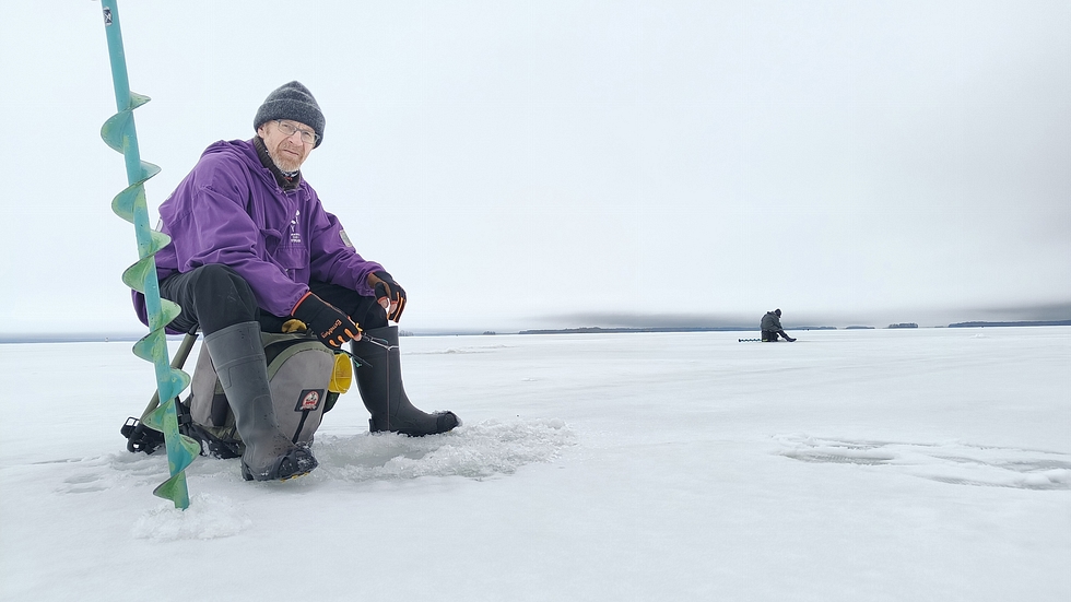 Markku Rouhiainen oli tyytyväinen viime perjantaina  keleihin pilkkikisojen aikaan: jäällä ei ollut vettä, liukasta eikä liikaa luntakaan. Pakkanenkaan ei paukkunut. Rouhiaisen mukaan tuulenpitävät vaatteet ja lämpimät kengät ovat pilkkijälle ehdottomat.
