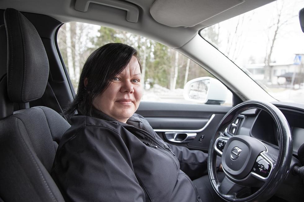 Sanna Martikainen pitää autolla ajamisesta. Yrittäjänä hän pääsee kuljettamaan sekä taksia että limusiinia.