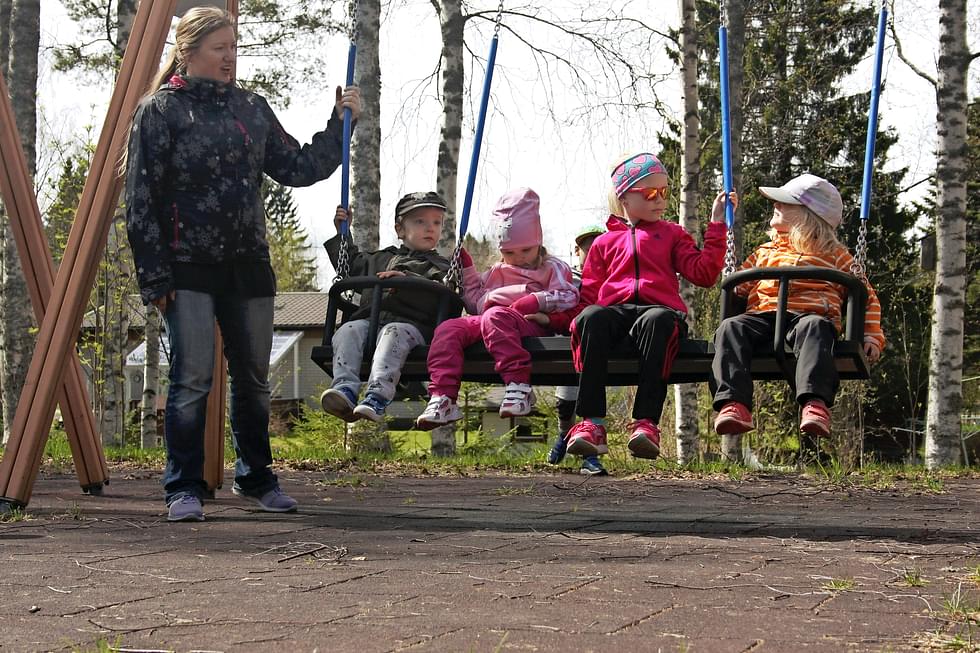 Lapsia Enon Harjutien leikkipuiston keinussa. Arkistokuva vuodelta 2017.