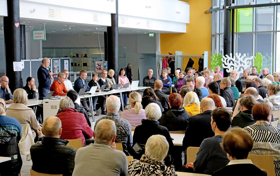 Yleisöllä oli tilaisuus esittää kysymyksiä ja mielipiteitä Joensuun kaupungin edustajille.