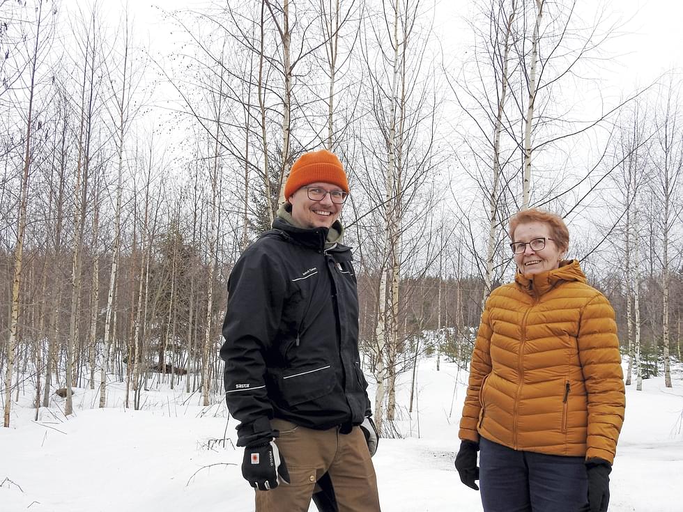 Martta Lappalaiselle metsäasiantuntija Jaakob Tiainen on tuttu ja luotettu yhteistyökumppani ja Lappalainen toivoo, että hänen avullaan tilan metsämaiden tulevaisuudestakin löytyy yhteinen sävel lasten kanssa.