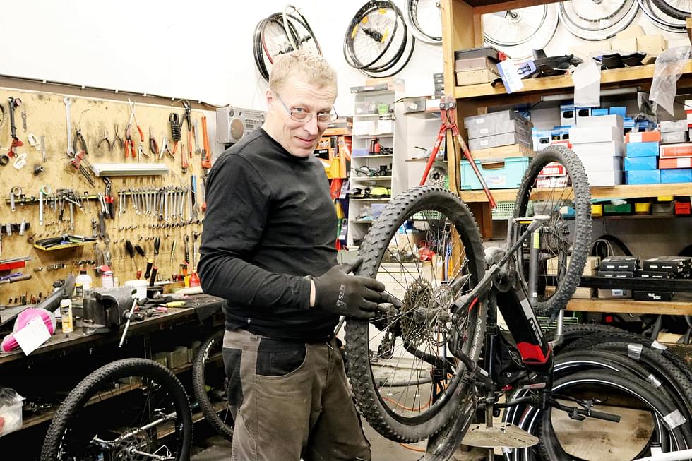 Huhti-toukokuu on Jukka Hirvoselle polkupyörien huoltamisen suhteen kiireisintä aikaa.