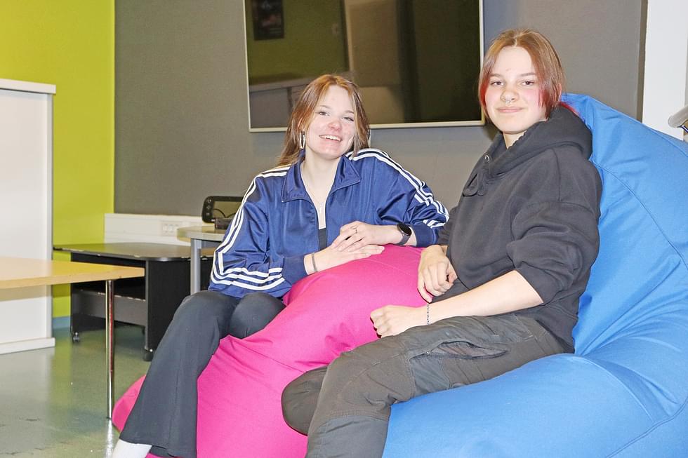Ronja Kilpeläinen (vas.) ja Mari Herrala ovat huolissaan siitä, miten nuorten sosiaalisen elämän käy, jos nuorisotila lakkaa.