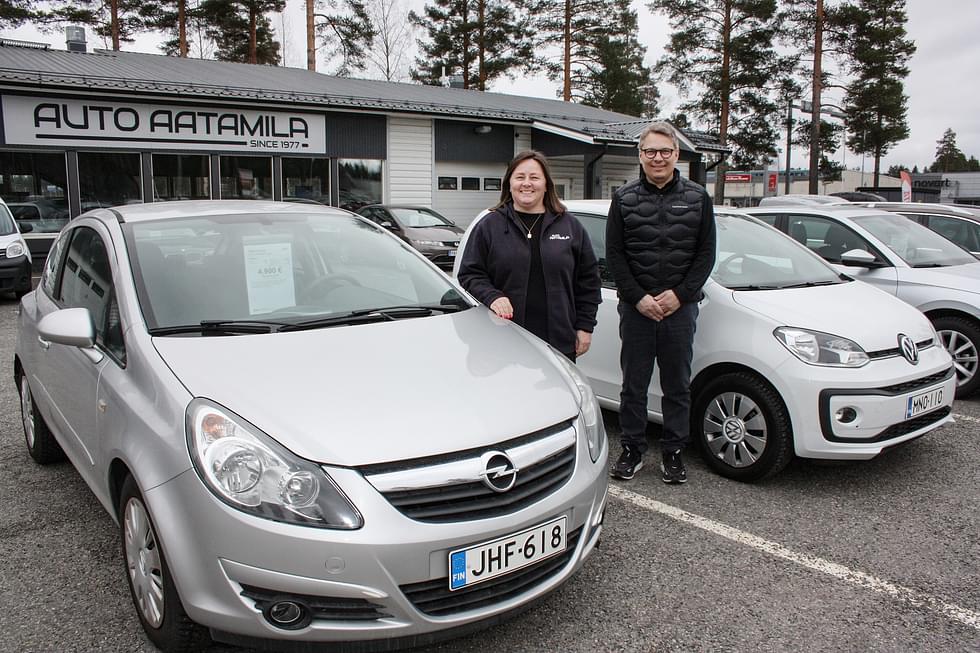 Auto Aatamilan yrittäjät Mia ja Kalle Aatamila pohtivat, että työmatkaliikenteeseen kaivataan ennen kaikkea luotettavaa ja käyttökustannuksiltaan huokeaa autoa. 